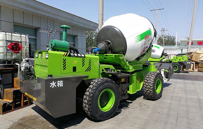 <b>使用維護自上料混凝土攪拌罐車時哪些部件要注意？</b>
