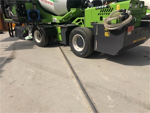 <b>全自動自上料攪拌車按照不同的方式可以分為哪些類型？</b>